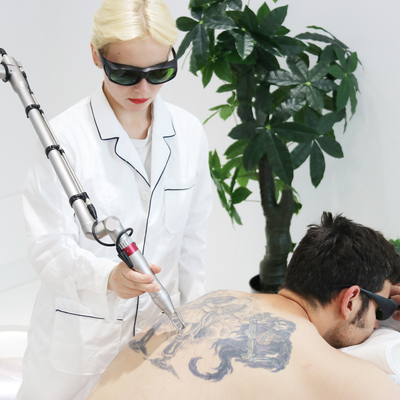OEM ODM Macchina di rimozione del tatuaggio laser a picosecondi personalizzata con schermo touch colorato da 15 pollici