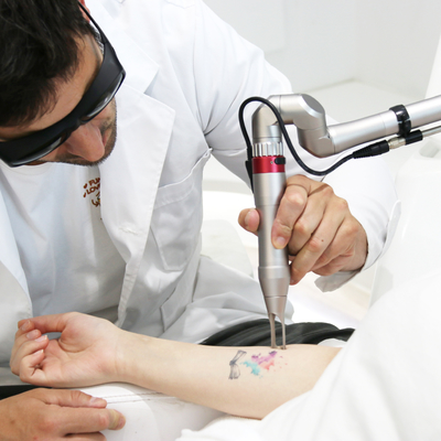 Macchina laser a picosecondi di stile stazionario 2000W Q Switched Nd YAG Laser Tattoo Removal Machine